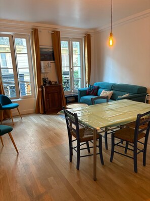 Smart TV, DVD player, books, stereo