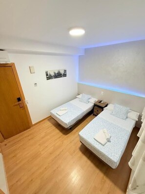 Habitació amb dos llits individuals econòmica | Wifi gratuïta 