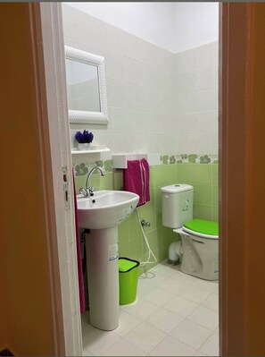 Dusj, håndklær, såpe og sjampo