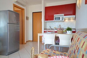 Kjøleskap, kokeplater, kaffetrakter/tekoker og kjøkkenutstyr