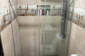 Douche, serviettes fournies