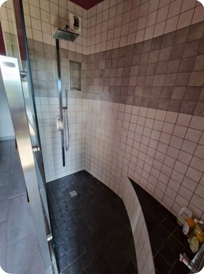 Shower, towels, soap, toilet paper - House with swimming pool and outbuilding (Nîmes)