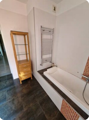 シャワー、タオル、石鹸、トイレットペーパー
