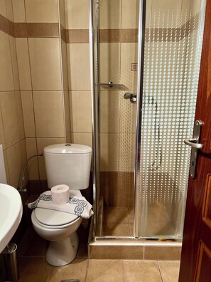 Dusj, toalettartikler (inkludert), hårføner og håndklær