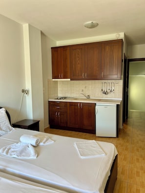 Chambre Standard double, balcon, vue sur la ville | Espace de travail pour ordinateurs portables, accĂšs au Wi-Fi (inclus)