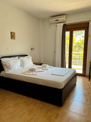 Standaard tweepersoonskamer, balkon, uitzicht op de stad | Een laptopwerkplek, geluiddichte muren, gratis wifi