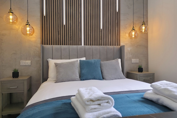 Deluxe Studio Suite, 1 Queen Bed, City View | Desk, laptop workspace, iron/ironing board, free WiFi