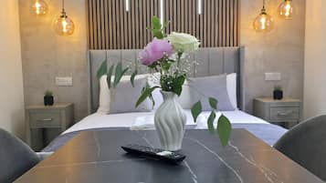 Deluxe Studio Suite, 1 Queen Bed, City View | In-room dining