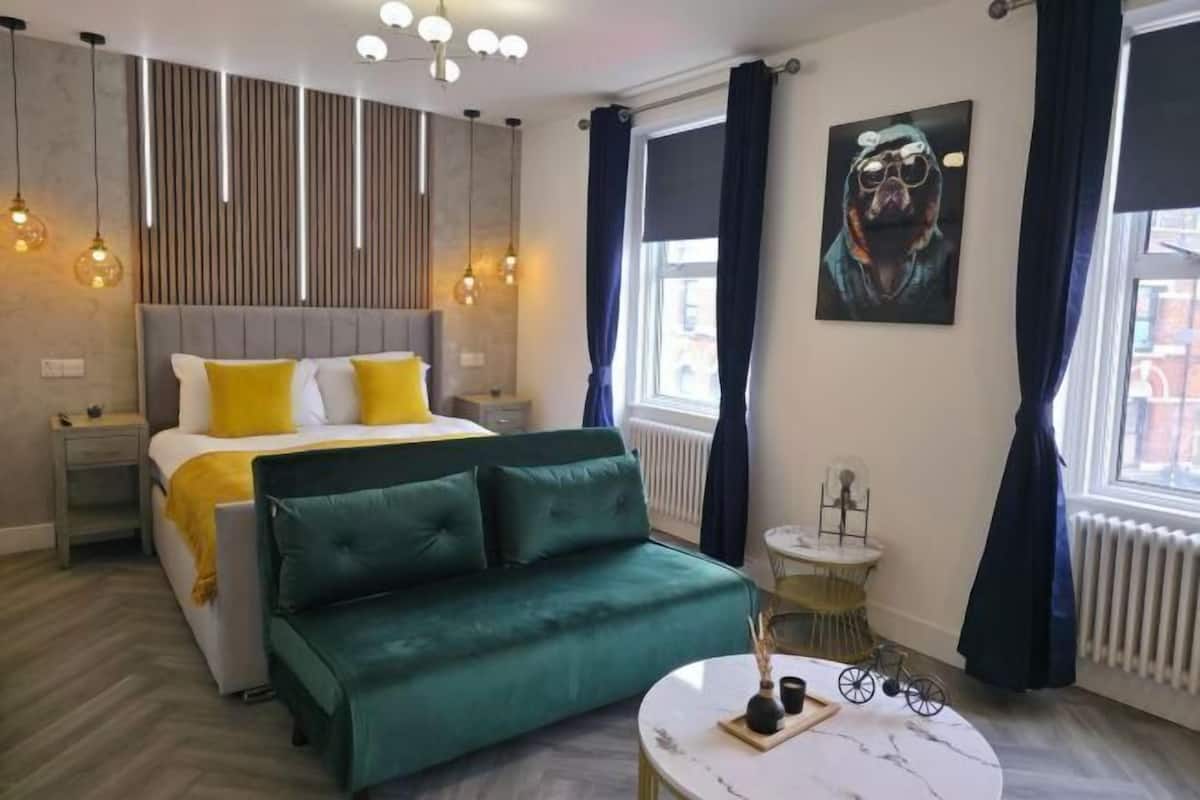 Desk, laptop workspace, iron/ironing board, free WiFi