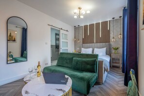 Desk, laptop workspace, iron/ironing board, free WiFi - Shoreditch Luxe (London)