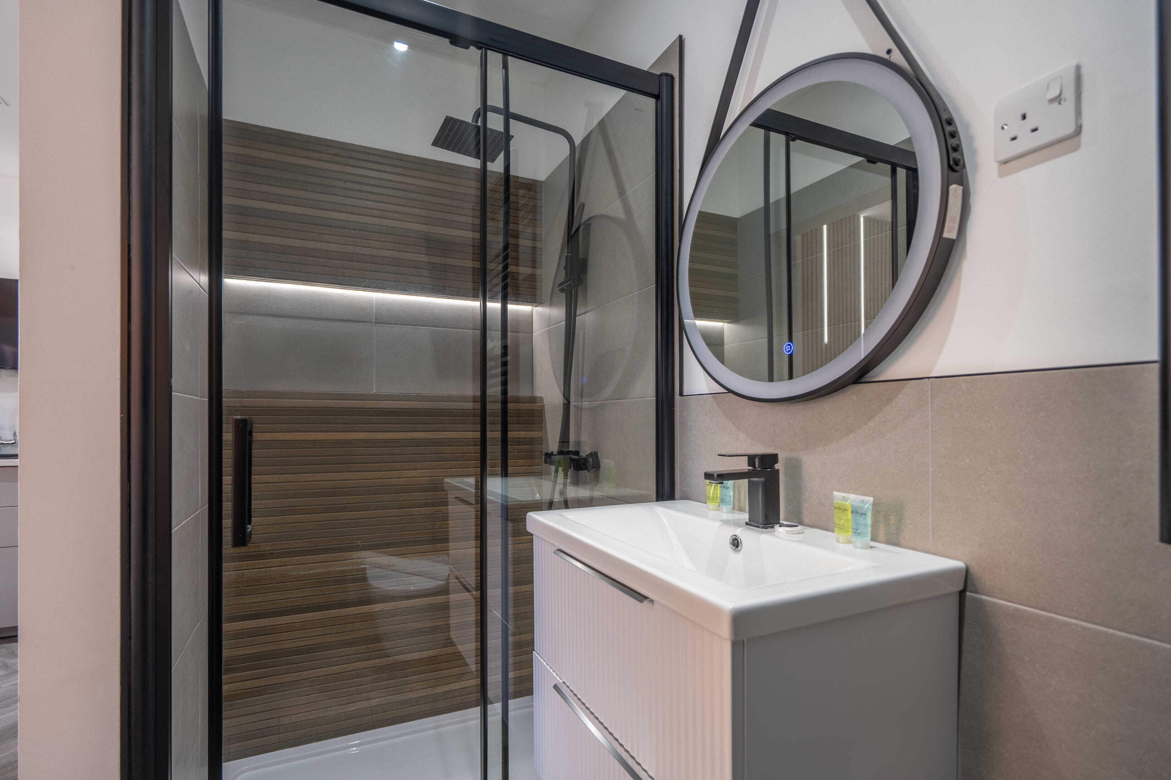 Produtos de toalete grátis, secador de cabelo, toalhas de banho 