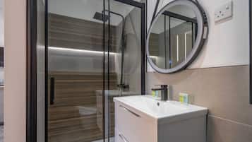 Produtos de toalete grátis, secador de cabelo, toalhas de banho