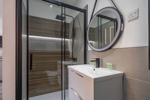 Free toiletries, hair dryer, towels, soap - Shoreditch Luxe (London)