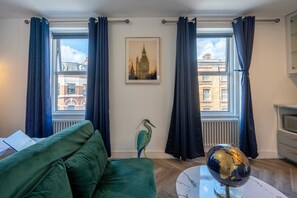 Desk, laptop workspace, iron/ironing board, free WiFi - Shoreditch Luxe (London)