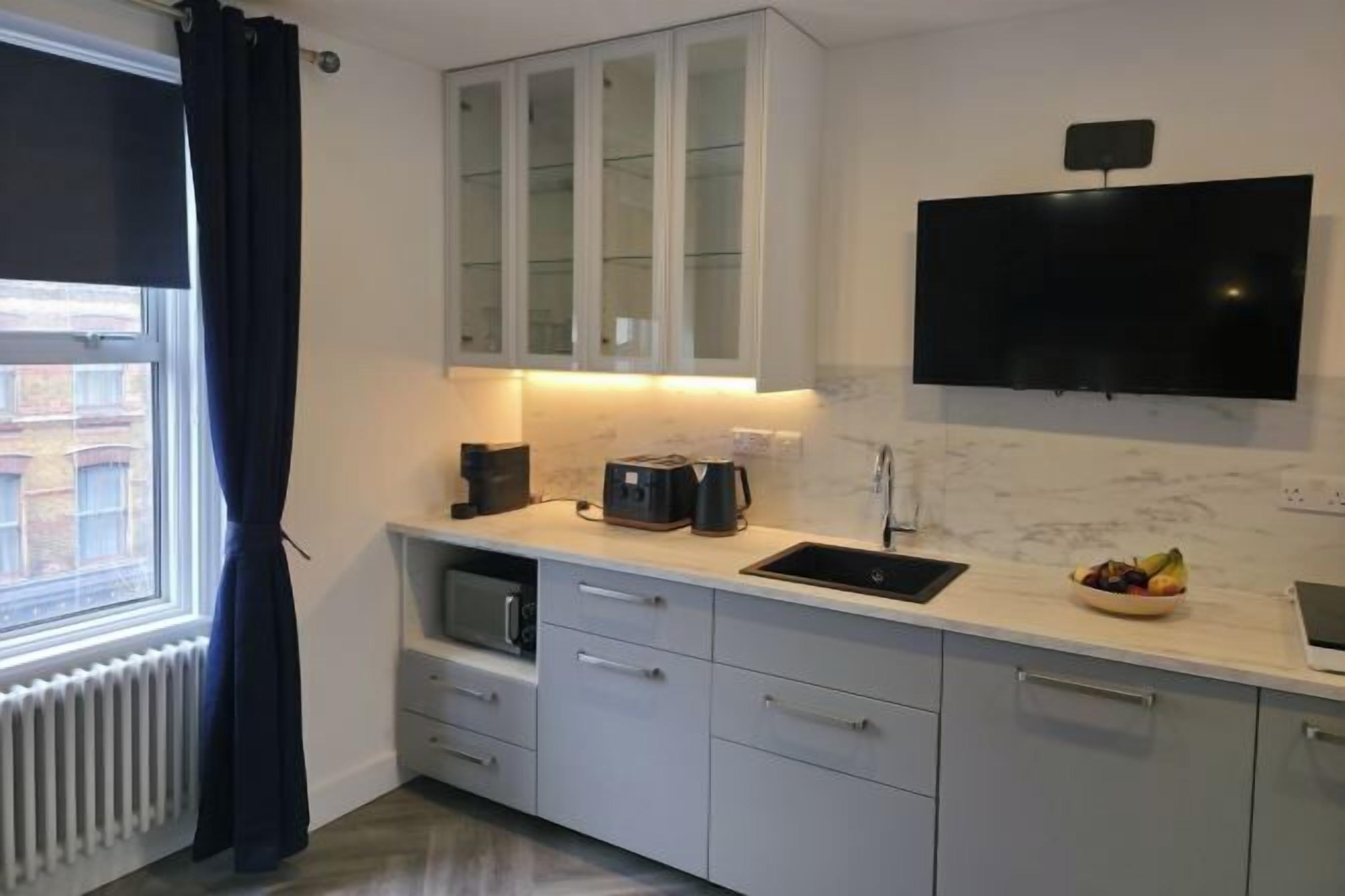 Frigorífic gran, microones, placa de cuina i bullidora elèctrica 