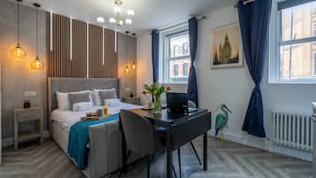 Suíte estúdio luxo, 1 cama Queen, vista para a cidade | Parte interna