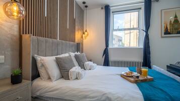 Suite monolocale Deluxe, 1 letto queen, vista città | Una scrivania, postazione laptop, ferro/asse da stiro, Wi-Fi gratuito