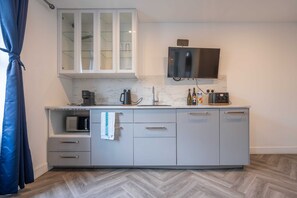 Refrigerador con freezer, microondas, placa de cocina