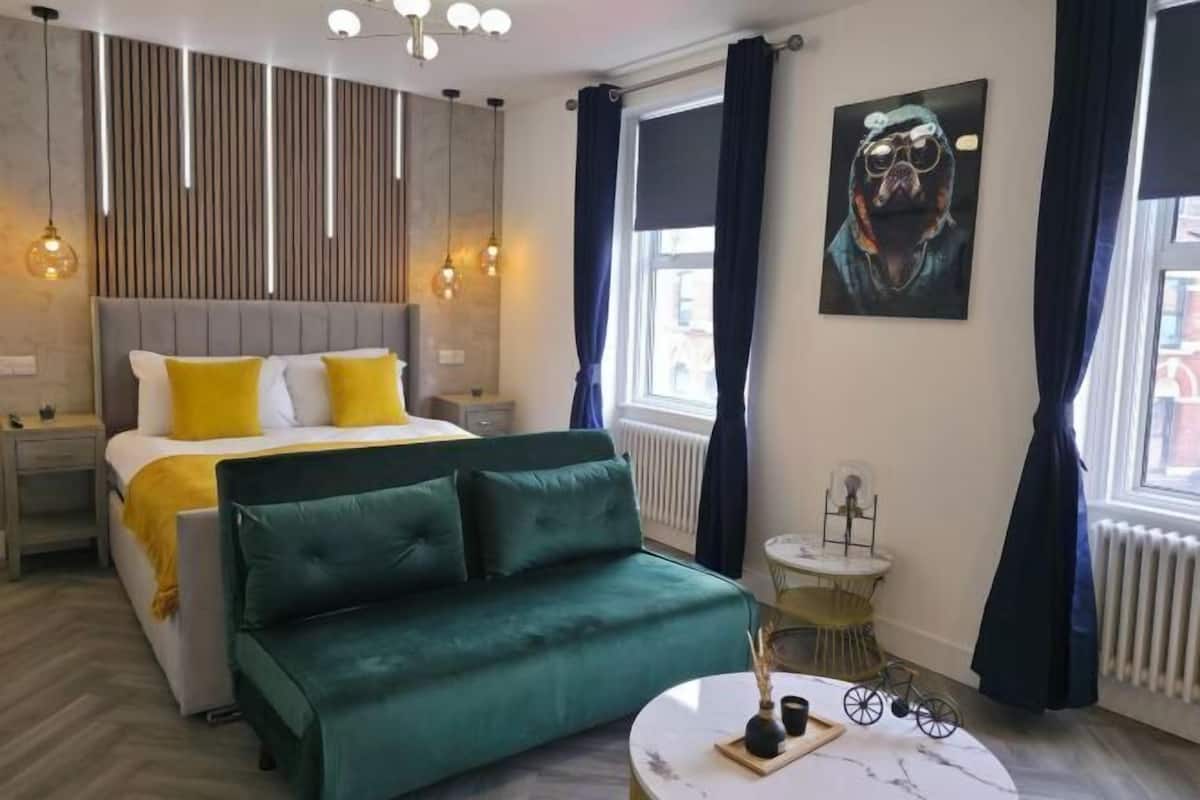 Desk, laptop workspace, iron/ironing board, free WiFi