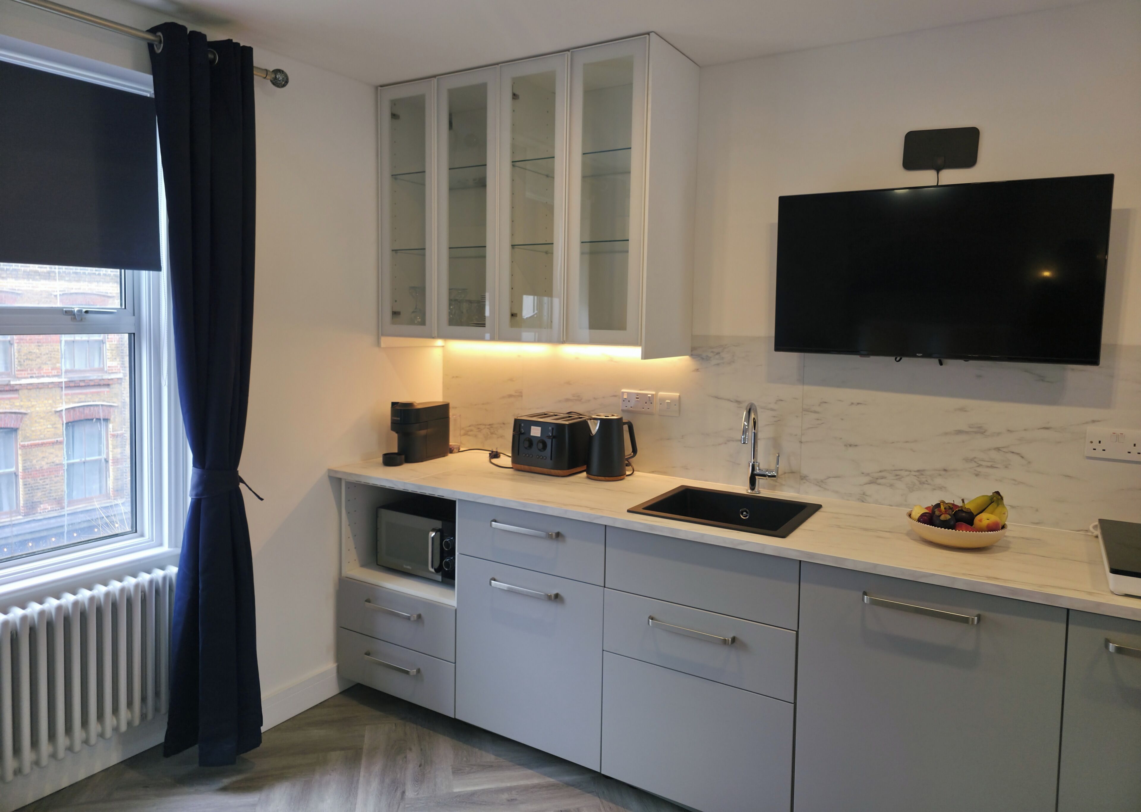 Refrigerador con freezer, microondas, placa de cocina