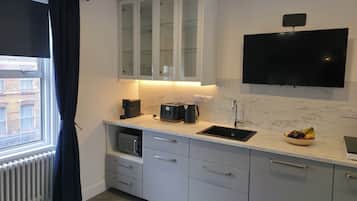 Refrigerador con freezer, microondas, placa de cocina