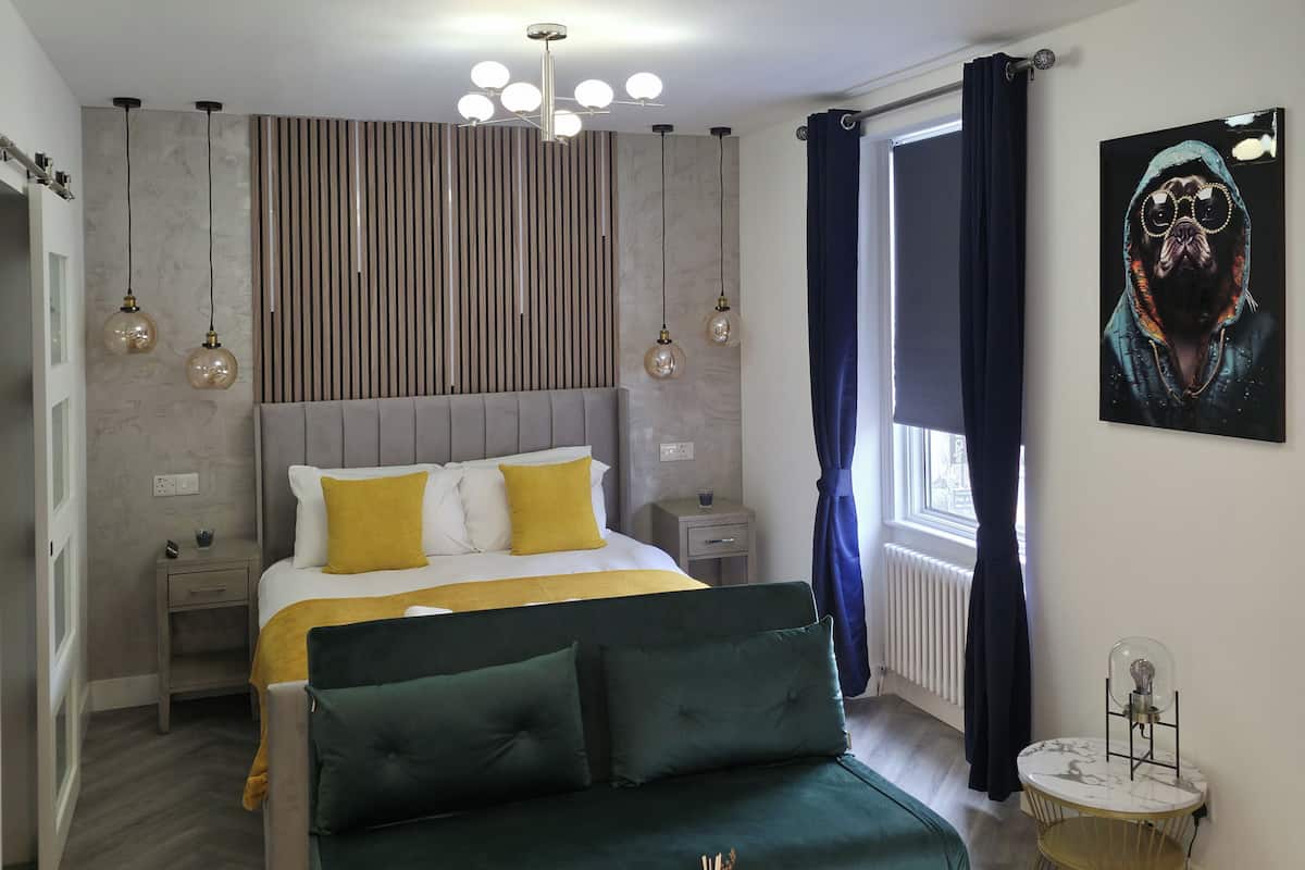 Desk, laptop workspace, iron/ironing board, free WiFi