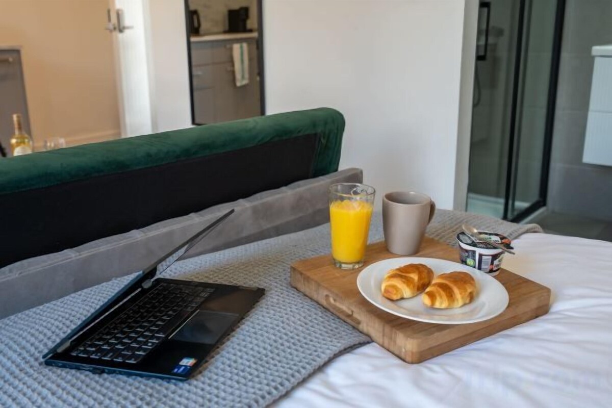 Desk, laptop workspace, iron/ironing board, WiFi (free)