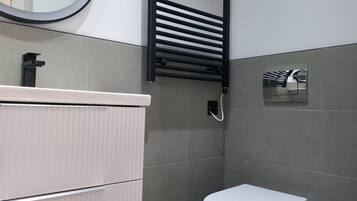 Secadora de cabello, toallas, jabón, shampoo