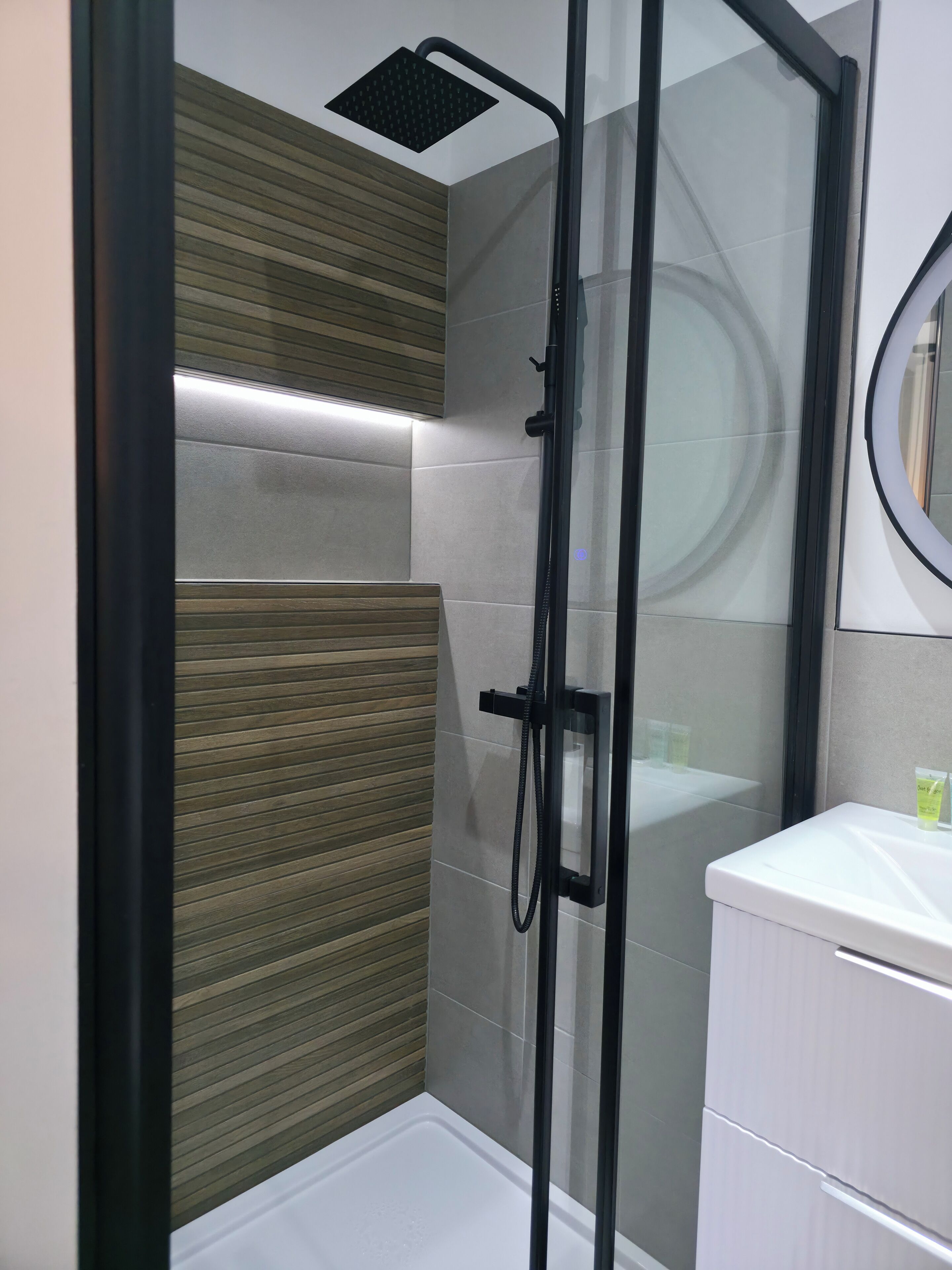 Hårføner, håndklær, såpe og sjampo