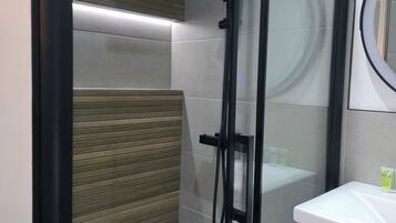 Hårføner, håndklær, såpe og sjampo