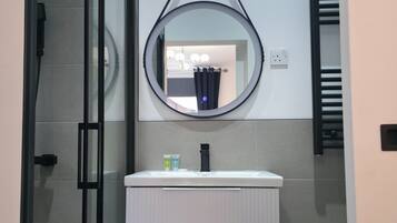 Secadora de cabello, toallas, jabón, shampoo