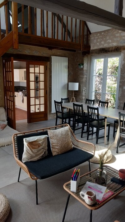 Less than 1 hour from Paris in the countryside. Pets welcome!