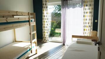 5 bedrooms, WiFi, bed sheets