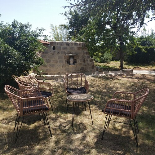 Less than 1 hour from Paris in the countryside. Pets welcome!