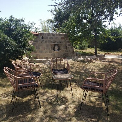 Less than 1 hour from Paris in the countryside. Pets welcome!