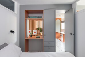 Iron/ironing board, internet, bed sheets