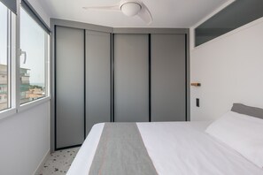 Iron/ironing board, internet, bed sheets