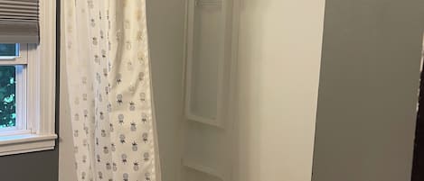 Serviettes fournies, savon, papier toilette