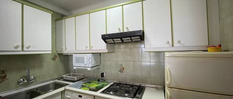 Kühlschrank, Mikrowelle, Ofen, Wasserkocher mit Kaffee-/Teezubehör