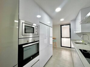 Kühlschrank, Mikrowelle, Ofen, Geschirrspüler