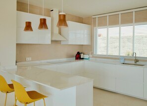 Fridge, microwave, oven, dishwasher - Villa Ainé by RSC Suites (Puerto Calero)