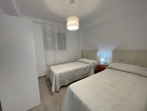 2 chambres, fer et planche à repasser, Wi-Fi gratuit, draps fournis