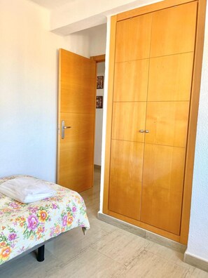 2 chambres, fer et planche à repasser, Wi-Fi gratuit, draps fournis