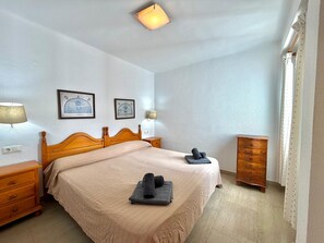 2 bedrooms, iron/ironing board, free WiFi, bed sheets