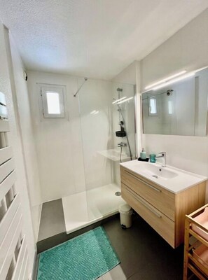 Hair dryer, towels, soap, shampoo