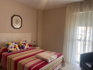 2 chambres, fer et planche à repasser, Wi-Fi gratuit, draps fournis