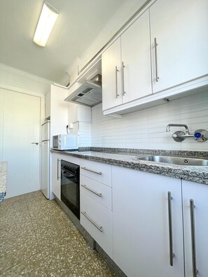 Kühlschrank, Mikrowelle, Ofen, Wasserkocher mit Kaffee-/Teezubehör