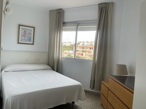 2 bedrooms, iron/ironing board, bed sheets