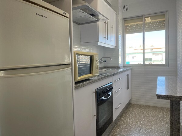 Fridge, microwave, oven, coffee/tea maker