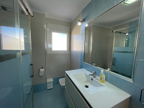 Douche, serviettes fournies